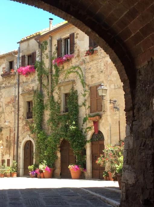 Zauber Im Turm - In Einem Der Schoensten Doerfer Montemerano Exterior foto